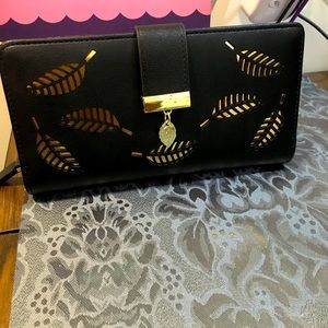 LeatherBlack wallet with detail goalie print